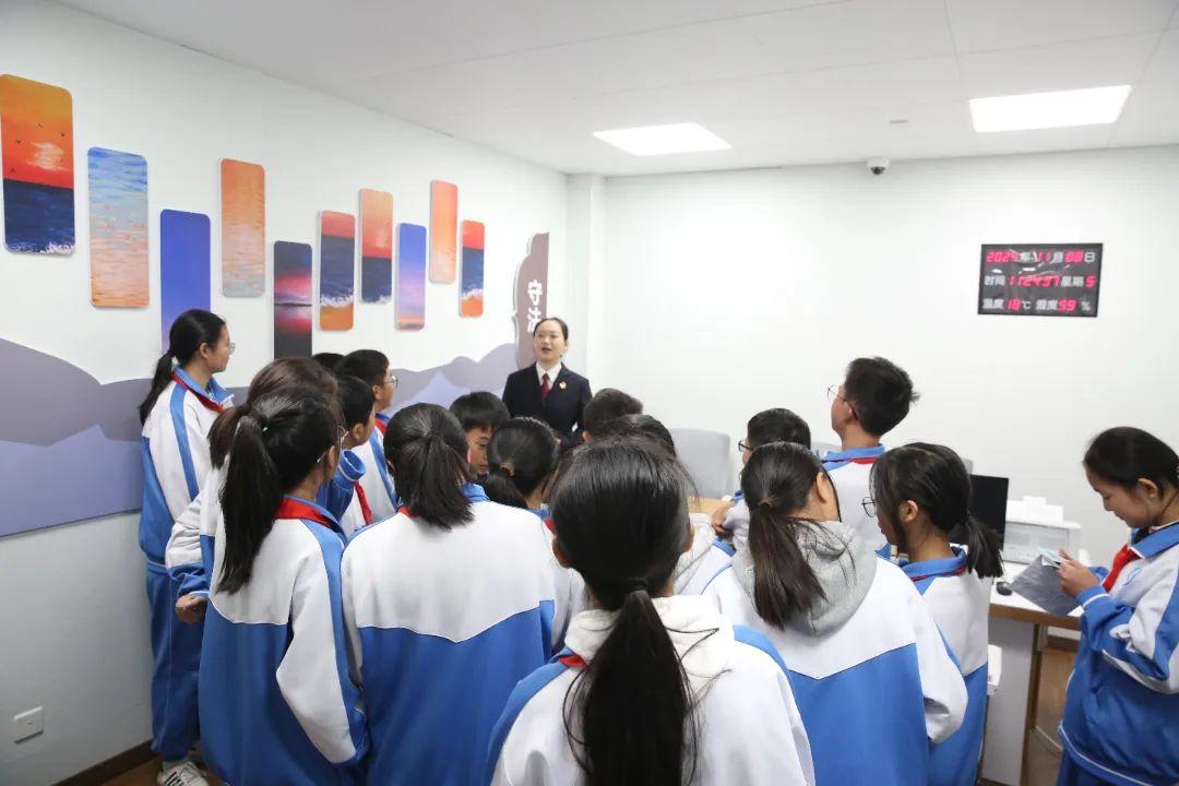 J檢察官現(xiàn)場(chǎng)開展以案說法.jpg
