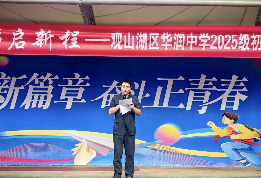 法官張勇進(jìn)行宣講.jpg