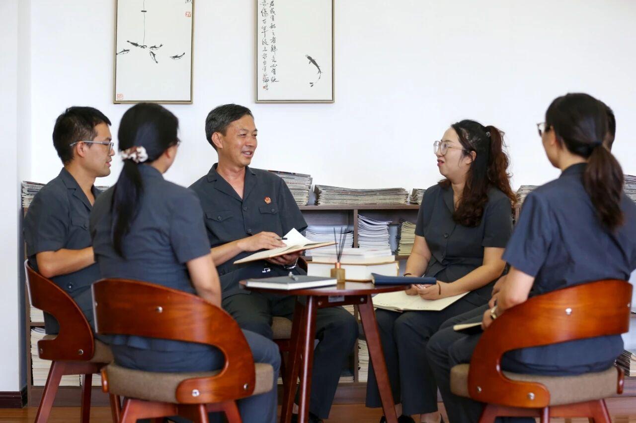 陳福江與同事分享現(xiàn)場閱兵感受.jpg