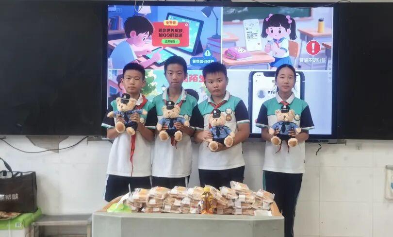 學生們領取普法紀念品.jpg