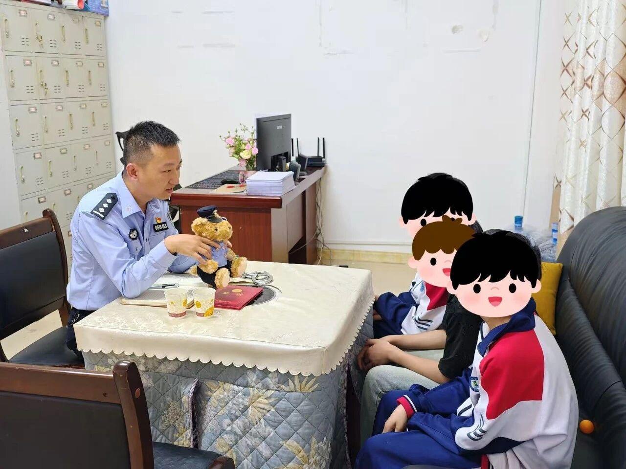 與學(xué)生面對面交流.jpg