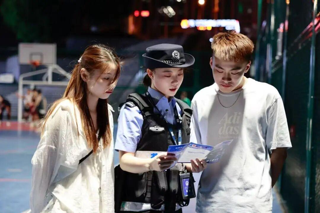 民警對(duì)群眾做安全知識(shí)宣傳.jpg