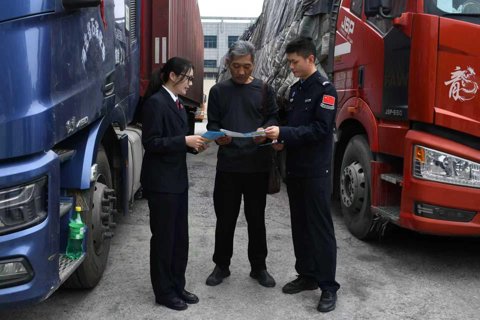 ?廣西愛店出入境邊防檢查站聯(lián)合開展國(guó)家憲法日主題宣傳活動(dòng)