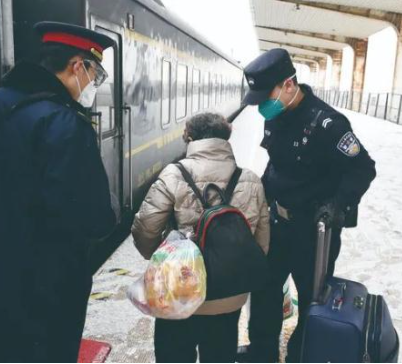 10年后，他戴上了父親的警號，開啟了第一次春運執(zhí)勤