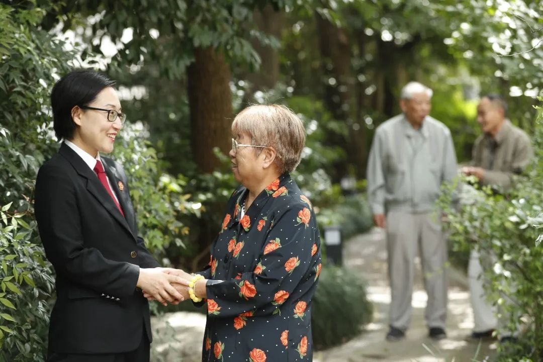 法官白云與當(dāng)事人在一起。.jpg