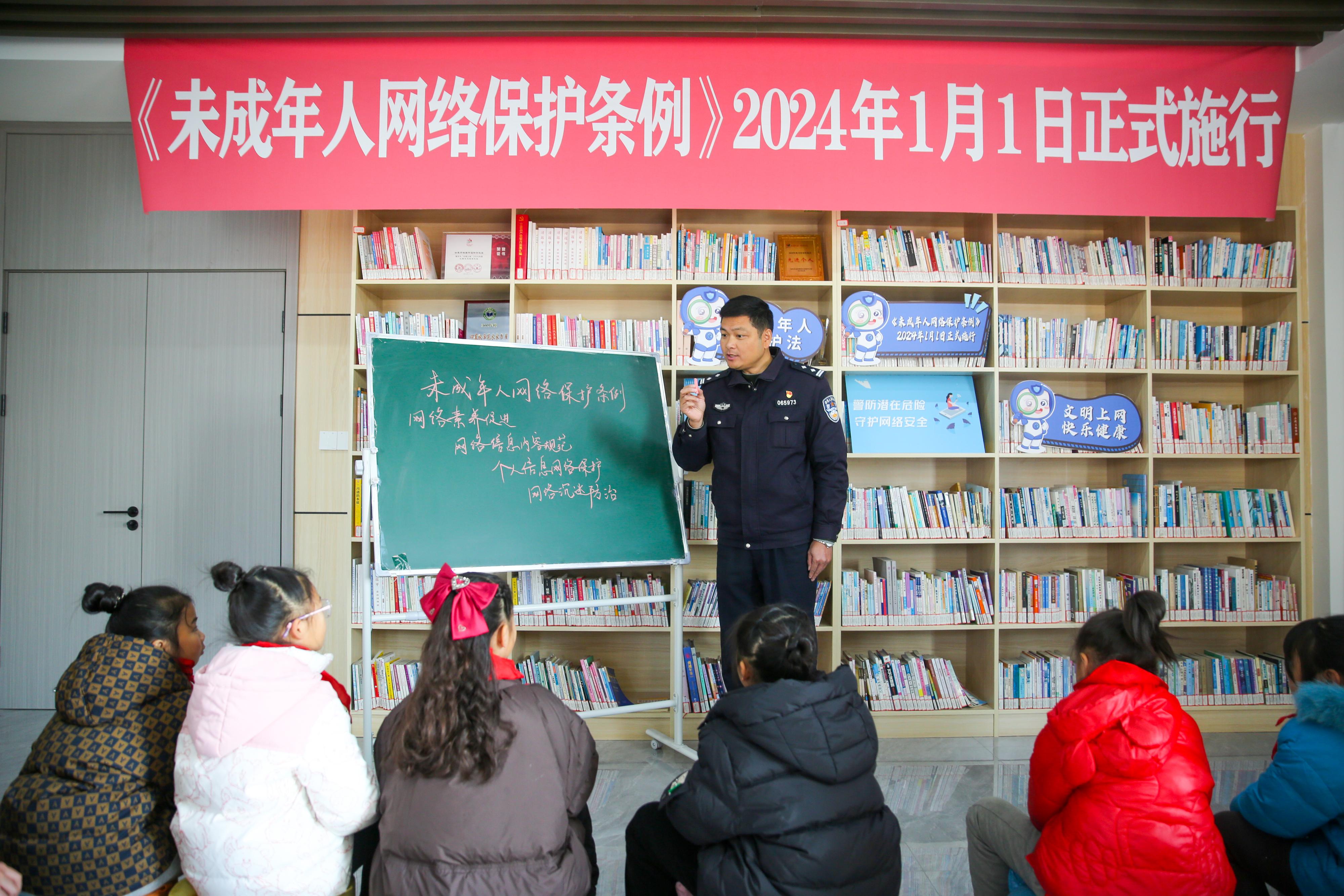 2024年1月1日，在江蘇南通如皋市城南街道新華社區(qū)農(nóng)家書屋內(nèi)，網(wǎng)絡(luò)普法志愿者向?qū)W生講解《未成年網(wǎng)絡(luò)安全保護(hù)條例》相關(guān)內(nèi)容。.jpg
