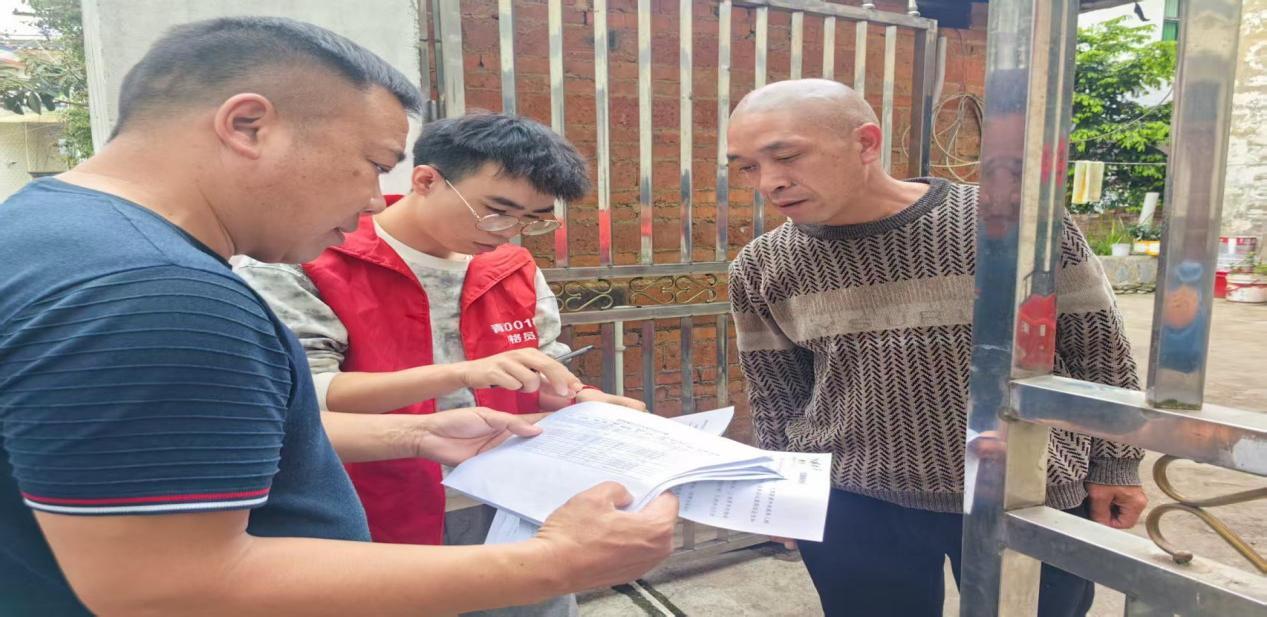 龍井村村兩委及網(wǎng)格員入戶給村民宣傳未成年人防溺水，電信詐騙等內(nèi)容.jpg