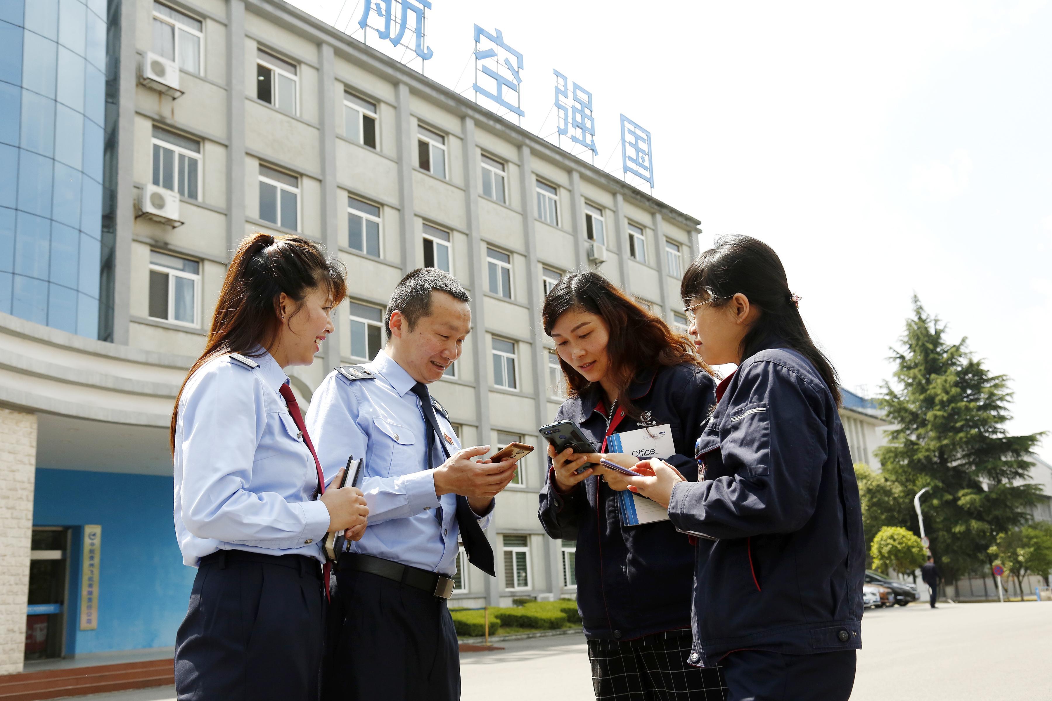 “金稅委員” 走進(jìn)企業(yè)，為企業(yè)詳細(xì)解說(shuō)稅務(wù)部門(mén)在減稅降費(fèi)、納稅服務(wù)、助企紓困等方面的措施與成效，并專(zhuān)項(xiàng)輔導(dǎo)企業(yè)所需稅費(fèi)知識(shí)。.jpg