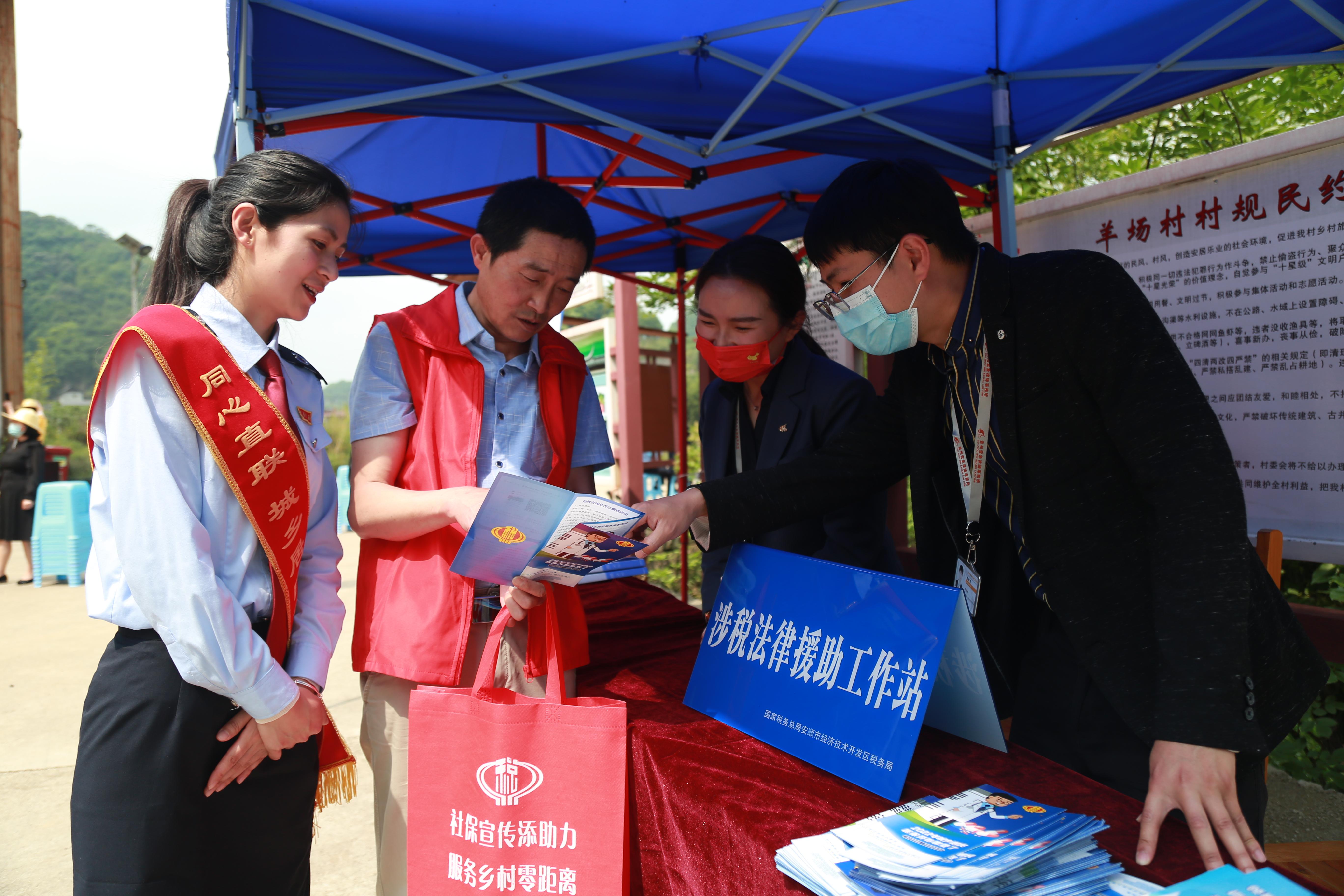 以青年稅務(wù)干部為主體，打造“鄉(xiāng)村振興助農(nóng)服務(wù)隊(duì)”，走進(jìn)鄉(xiāng)村、農(nóng)業(yè)合作社提供發(fā)票代開(kāi)指導(dǎo)、社保繳費(fèi)宣傳、涉稅政策咨詢(xún)等稅費(fèi)服務(wù)。.jpg
