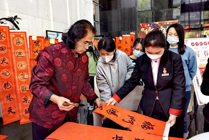 中信銀行深圳分行舉行寫春聯(lián)送祝?；顒?></a> 
            </div> 
            <div   id=